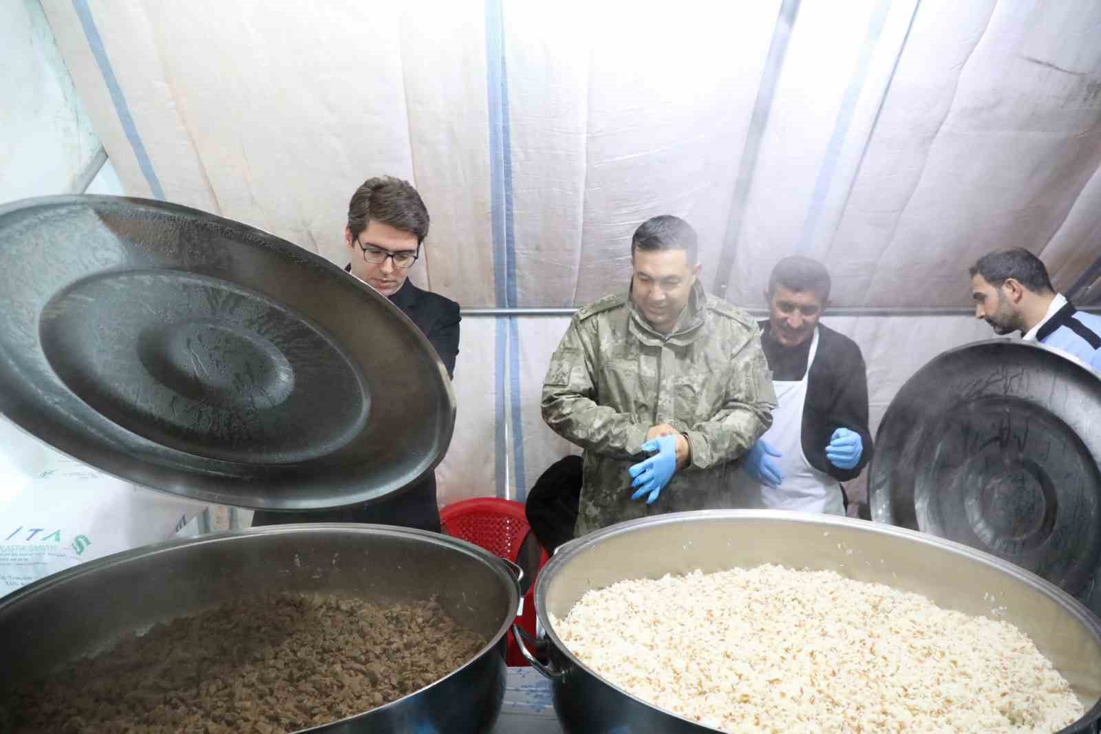 Erciş’te iftar çadırına yoğun ilgi