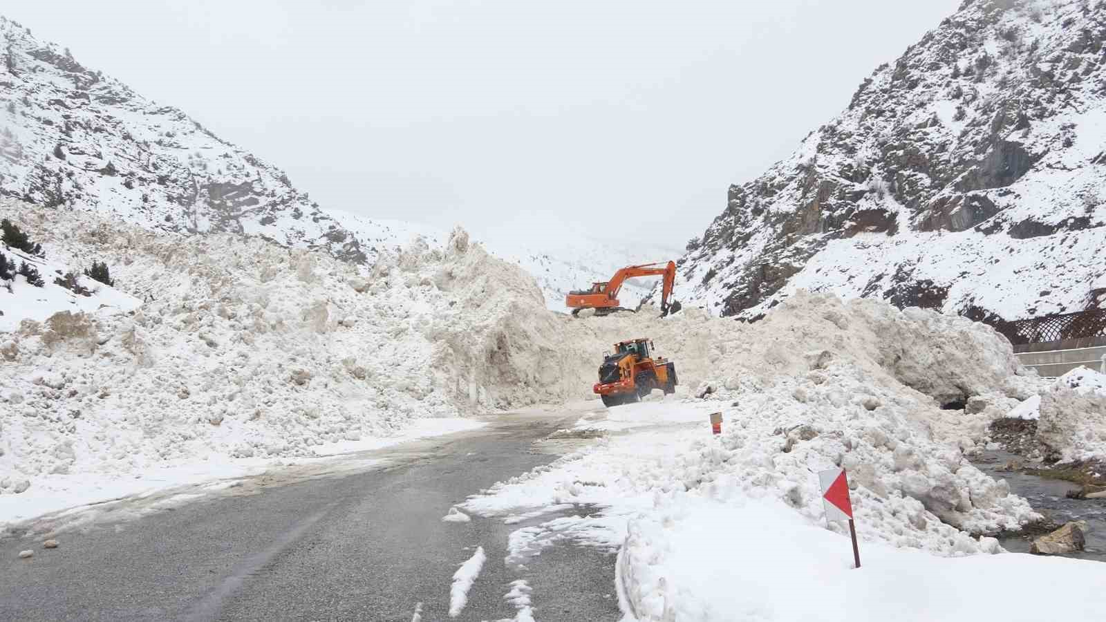 10 ayrı bölgeye çığ düştü: Ekipler yol açma çalışmalarını sürdürüyor