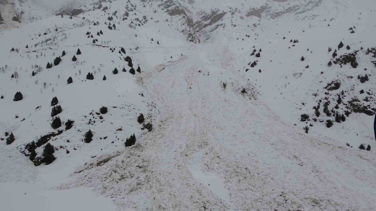 10 ayrı bölgeye çığ düştü: Ekipler yol açma çalışmalarını sürdürüyor