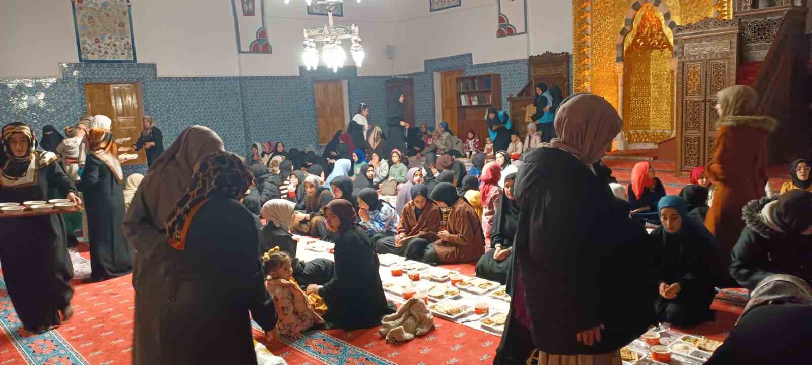 Kur’an kursu öğrencileri tarihi camide iftar açtı