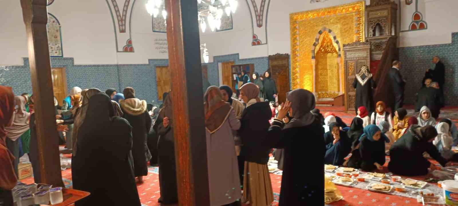 Kur’an kursu öğrencileri tarihi camide iftar açtı