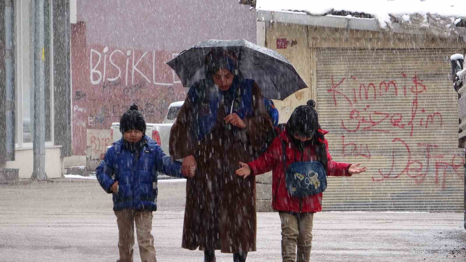 Van’da kar yağışı: 78 yol ulaşıma kapandı