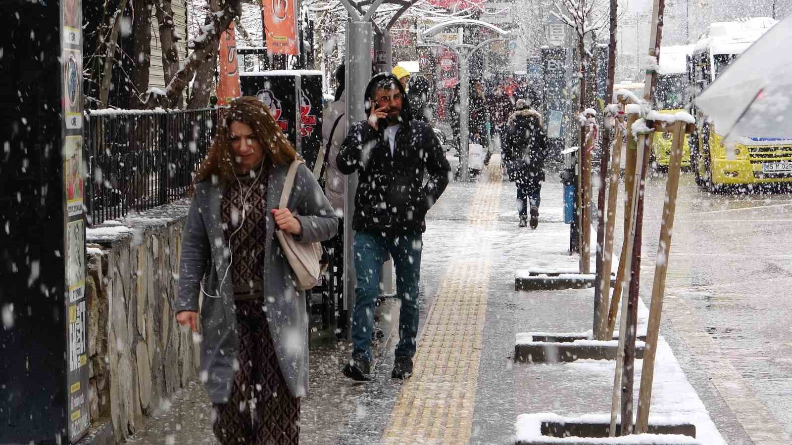 Van’da kar yağışı: 78 yol ulaşıma kapandı