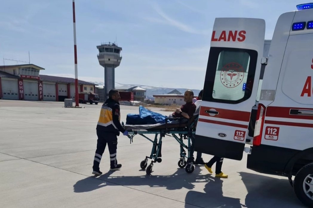 Van’da ambulans helikopter göğüs ağrısı olan hasta için havalandı