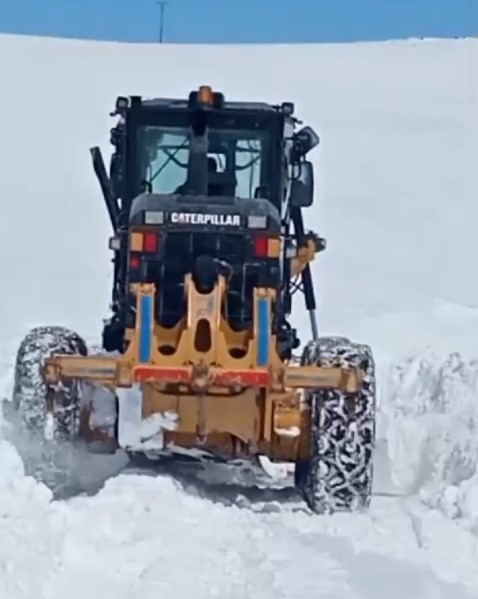 Muradiye’de kar ve tipiden kapanan yollar ulaşıma açıldı