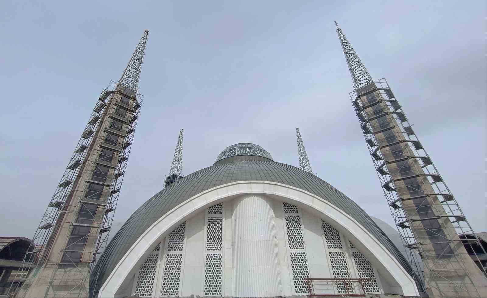 Tıbbiye Camii’nin duvarlarına Osmanlı ve Rûmî motifleri işleniyor