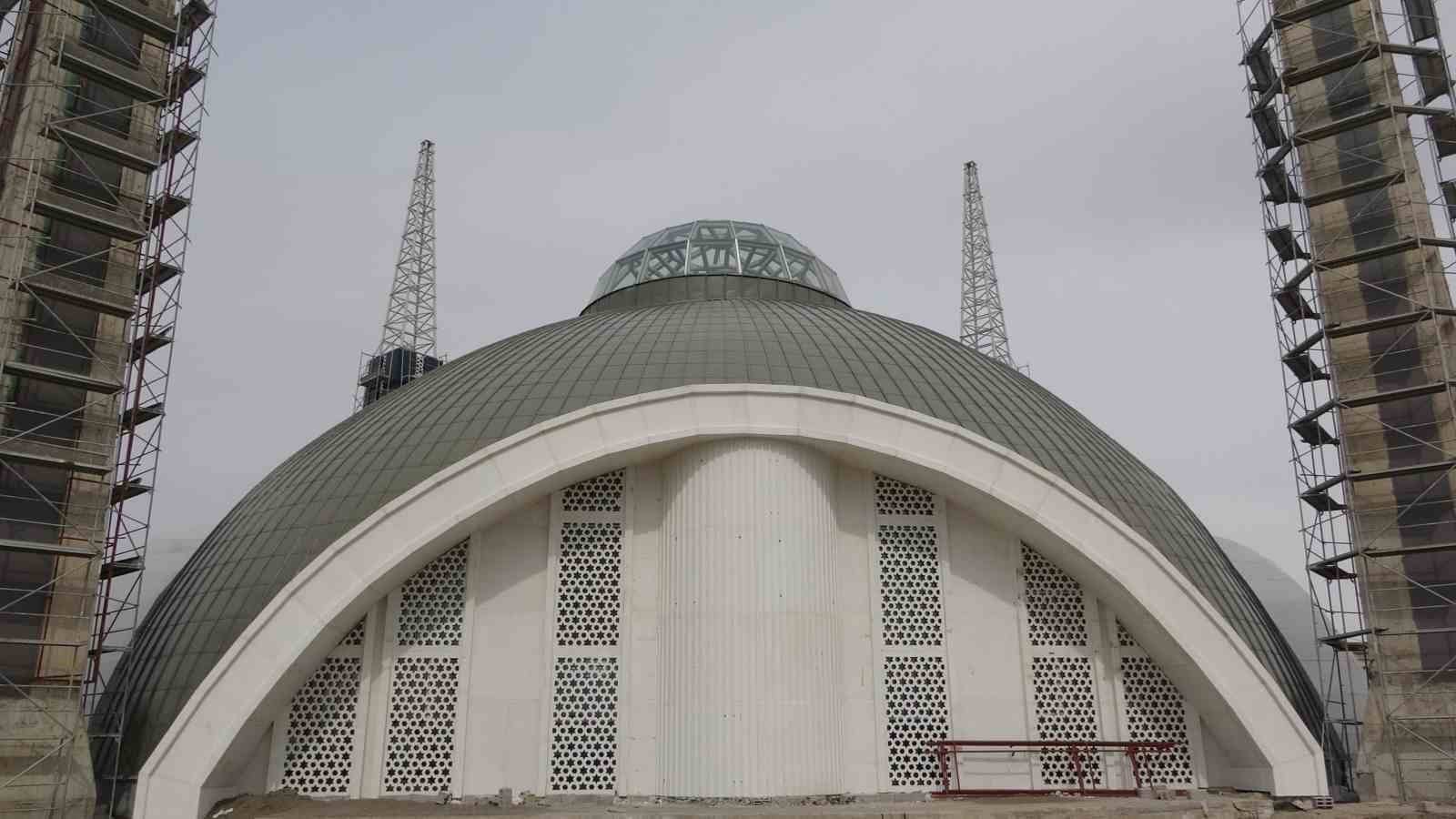 Tıbbiye Camii’nin duvarlarına Osmanlı ve Rûmî motifleri işleniyor