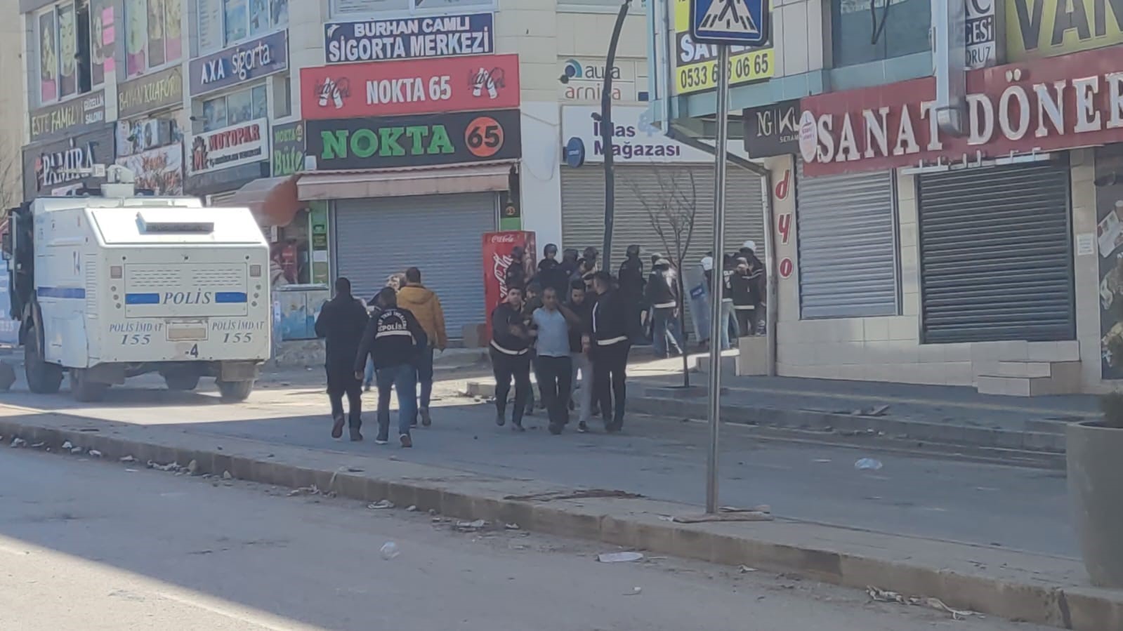 Van’da izinsiz gösterilere polis müdahale ediyor