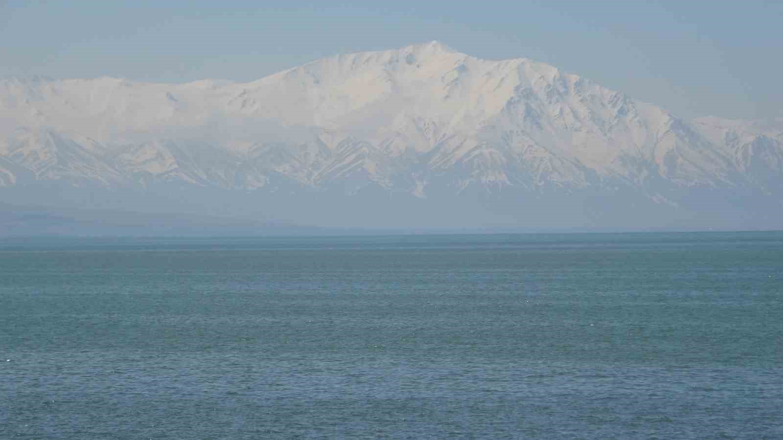 Yağış sonrası Van Gölü’nün su seviyesi yükselmeye başladı