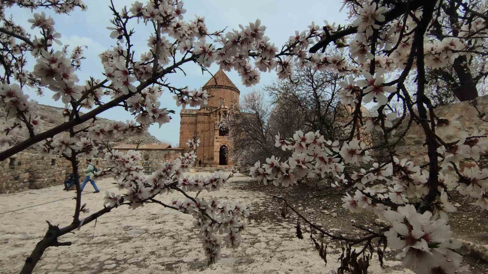 Akdamar Adası renk cümbüşüne büründü