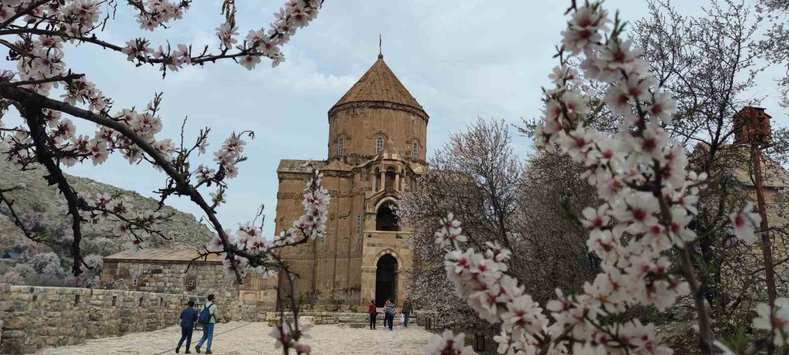 Akdamar Adası renk cümbüşüne büründü