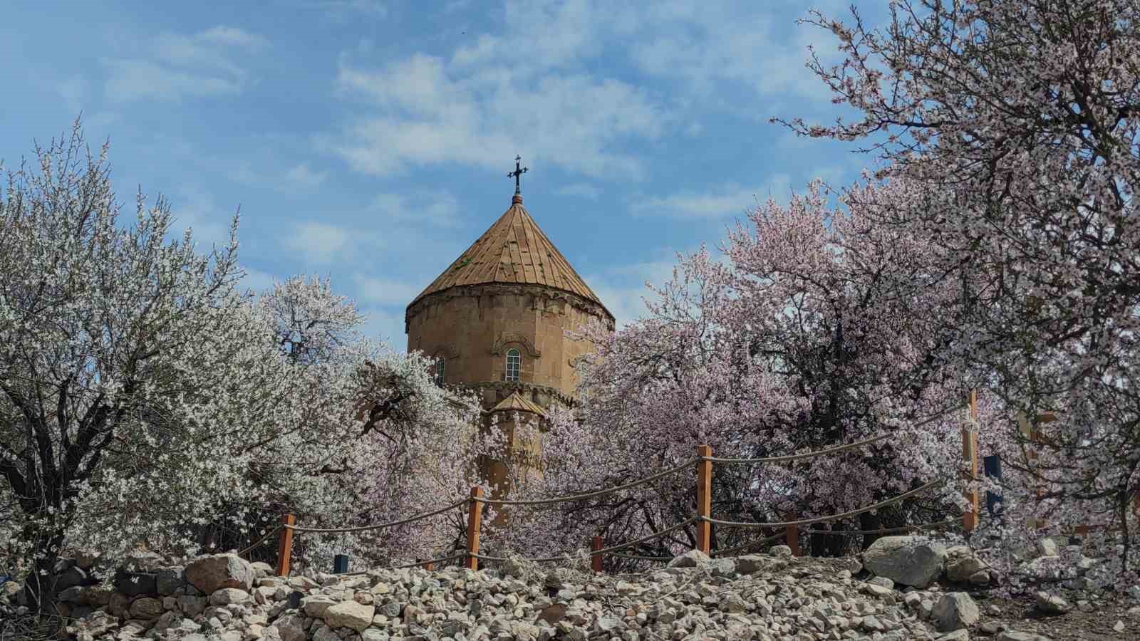 Akdamar Adası renk cümbüşüne büründü