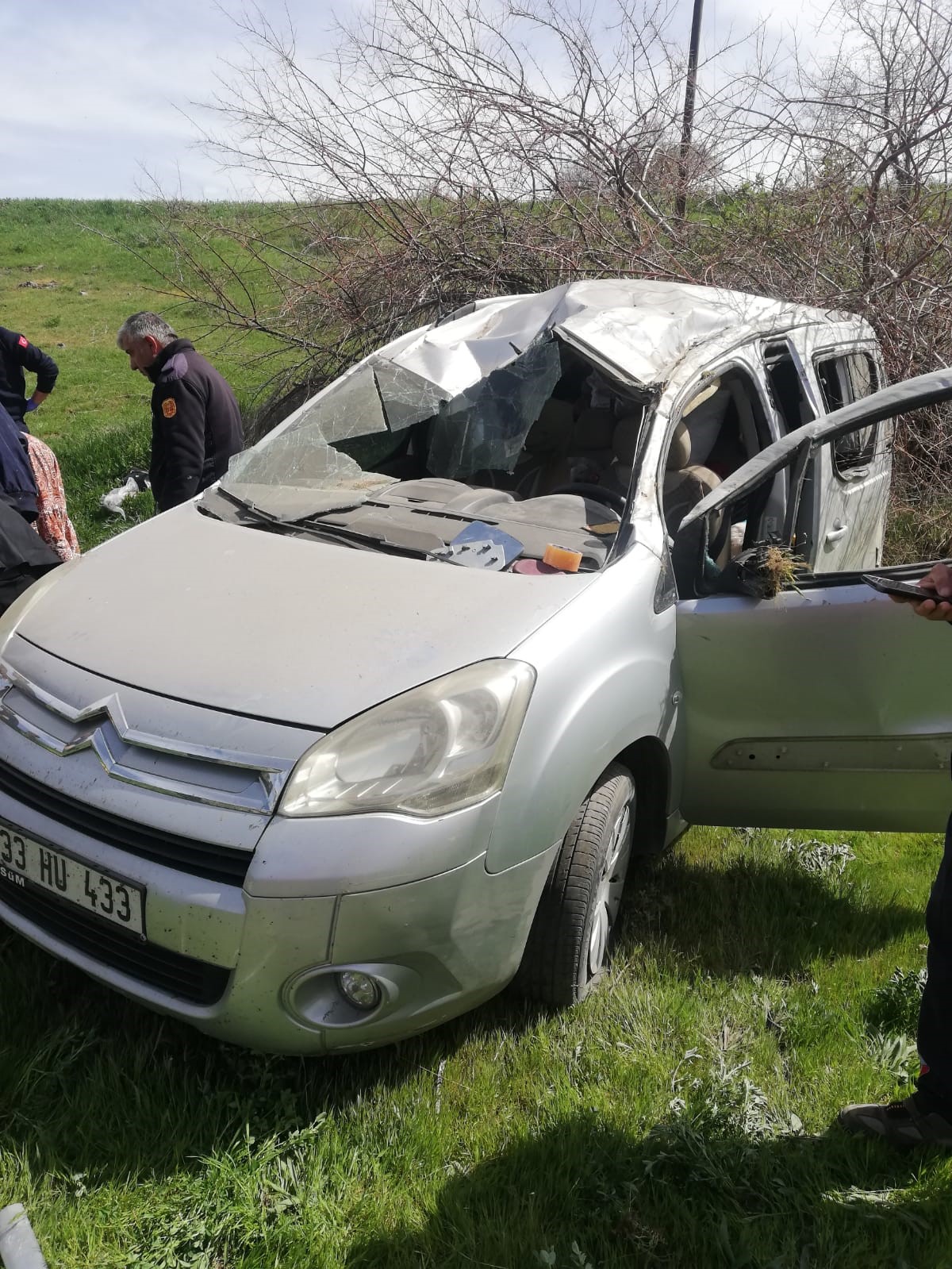 Kontrolden çıkan kamyonet şarampole yuvarlandı: 4 yaralı