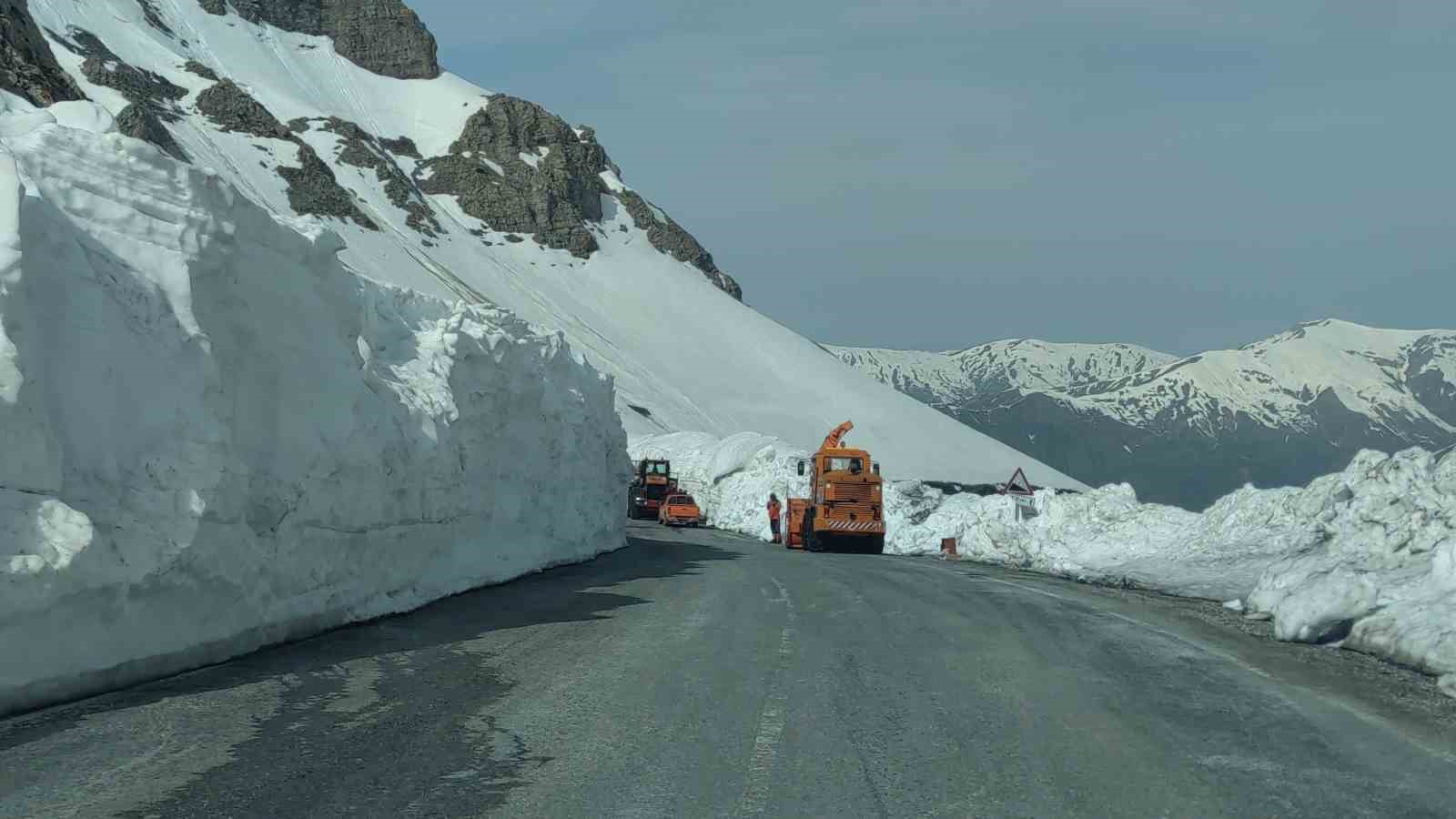 Van-Bahçesaray karayolu 130 gündür kapalı