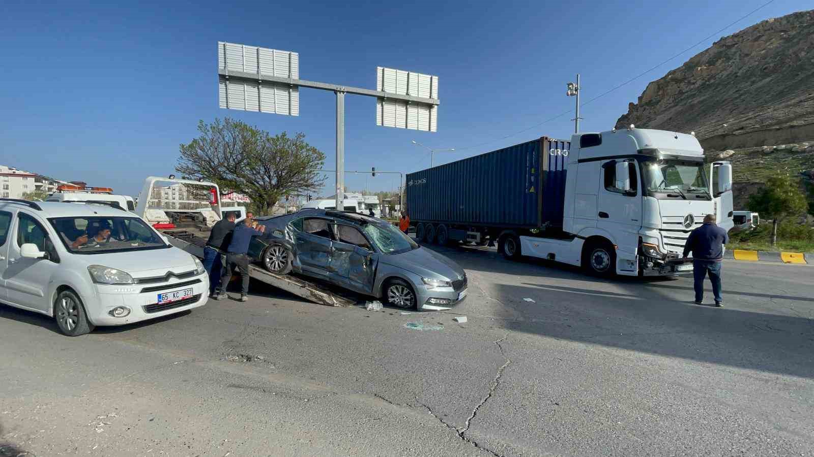 Erciş’te otomobille tır çarpıştı: 1 ölü, 2 yaralı