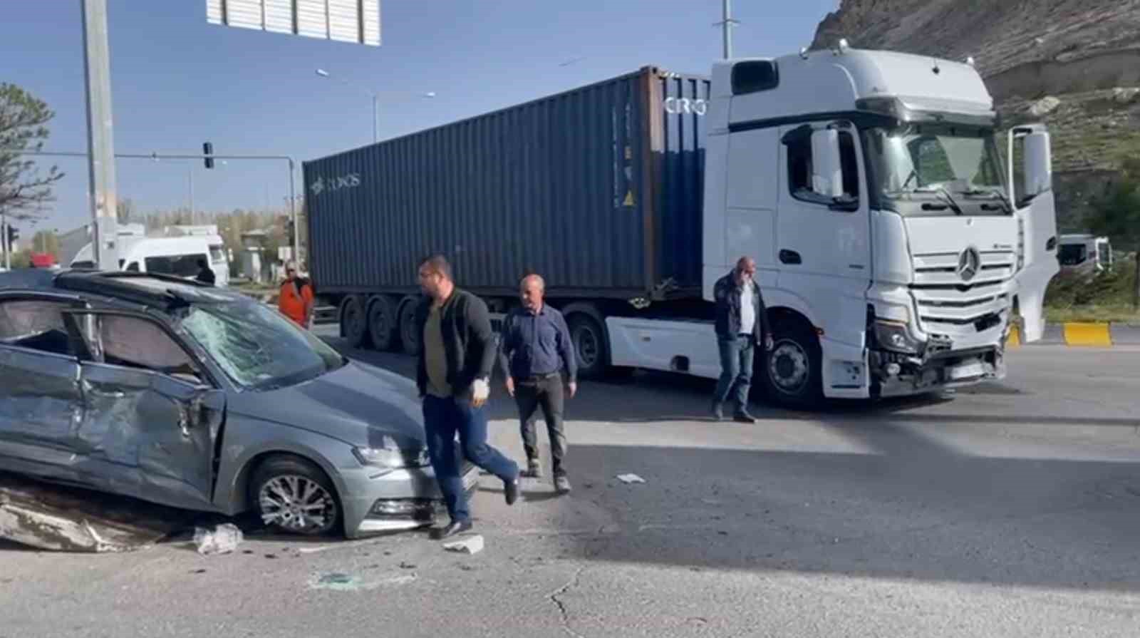 Erciş’te otomobille tır çarpıştı: 1 ölü, 2 yaralı