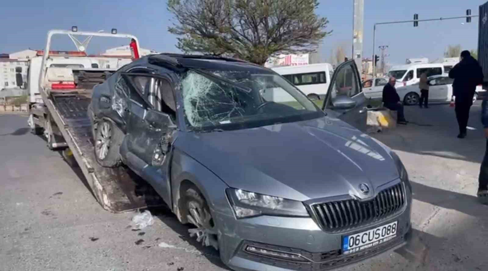 Erciş’te otomobille tır çarpıştı: 1 ölü, 2 yaralı