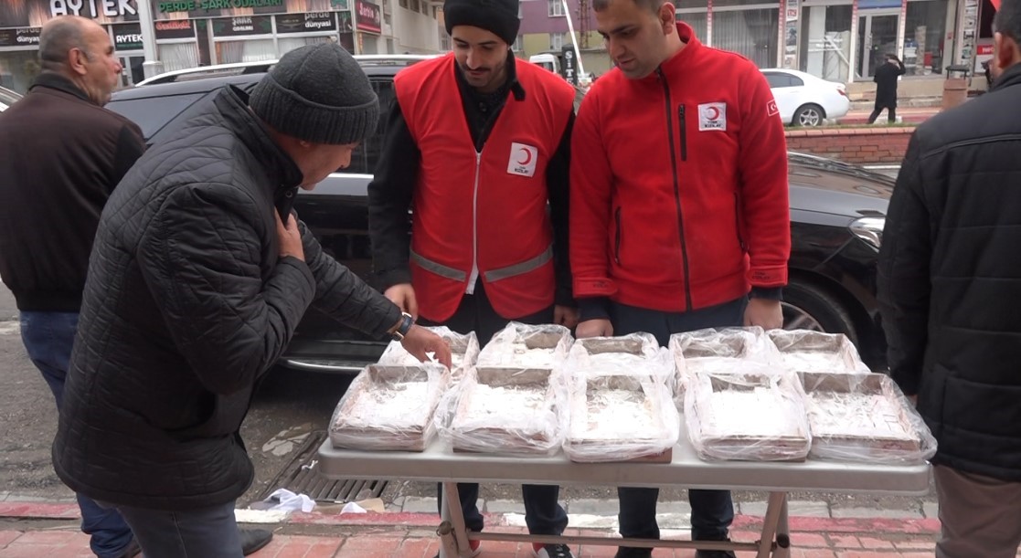 Erciş’te bayram namazı için camiler doldu