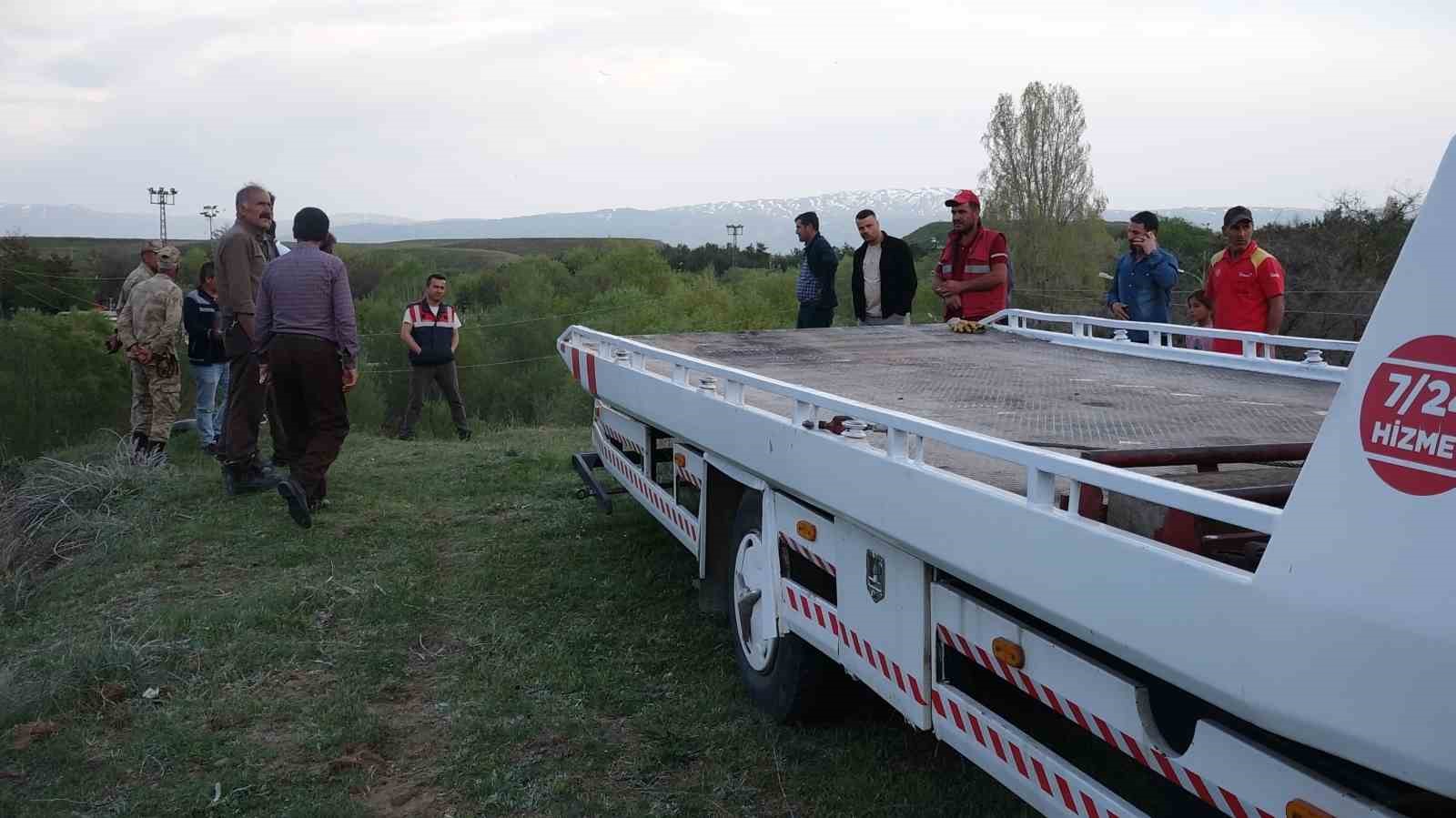 Erciş’te minibüs şarampole uçtu: 1 yaralı