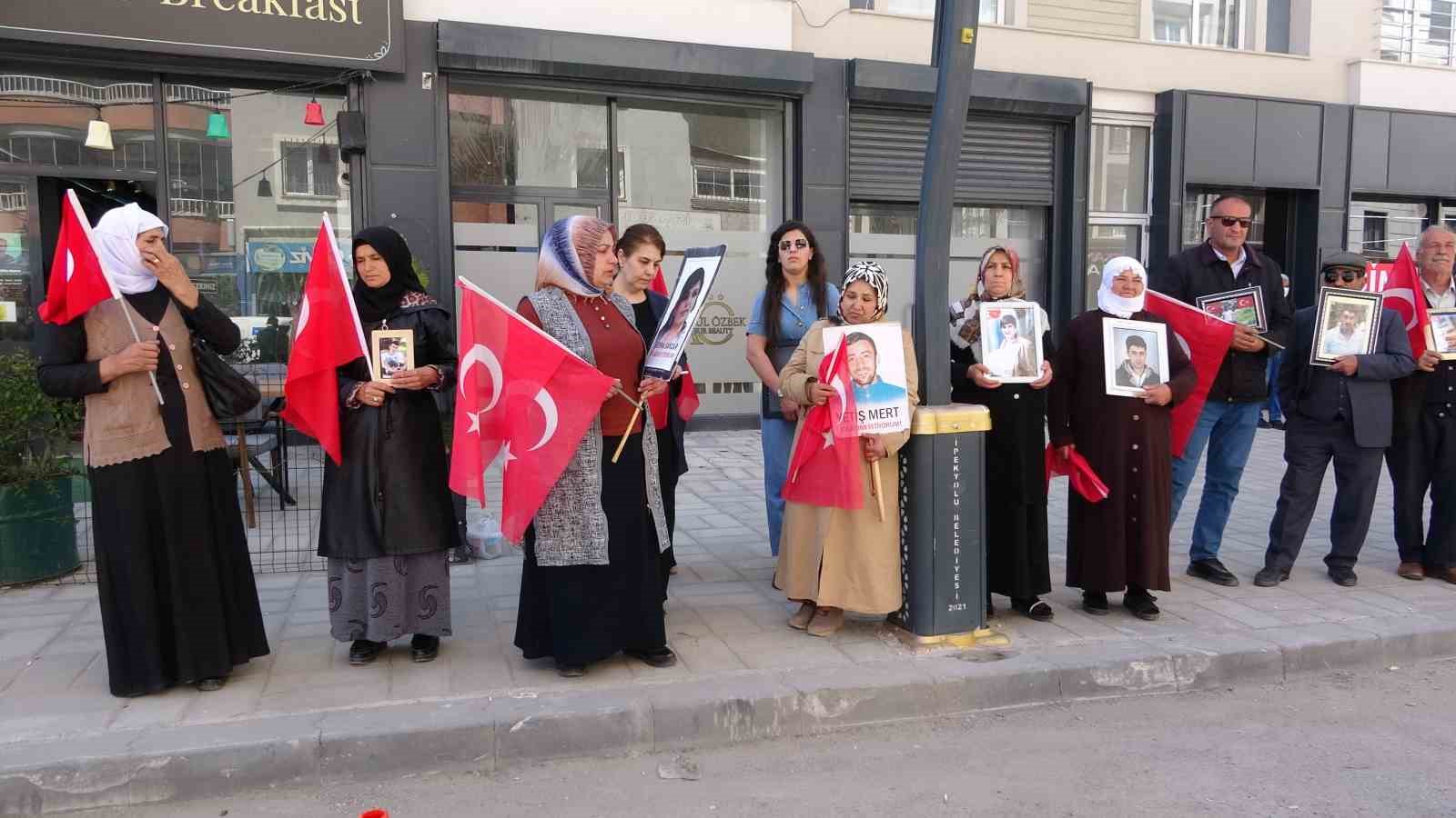 Vanlı anne: “Van Büyükşehir Belediyesinin önünde evlat nöbeti tutacağım”