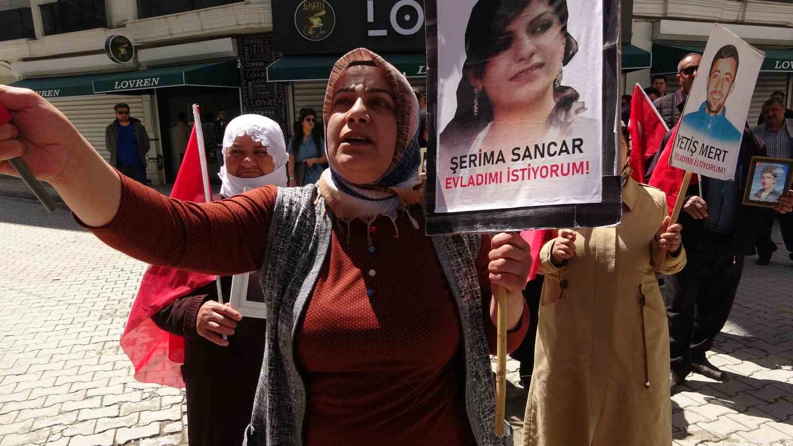 Vanlı anne: “Van Büyükşehir Belediyesinin önünde evlat nöbeti tutacağım”