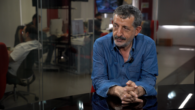 'İki Gözüm Ahmet: Sürgün'ün yönetmeni Gani Rüzgar Şavata isyan etti: Ahmet Kaya'ya terörist dedikleri için salon vermiyorlar