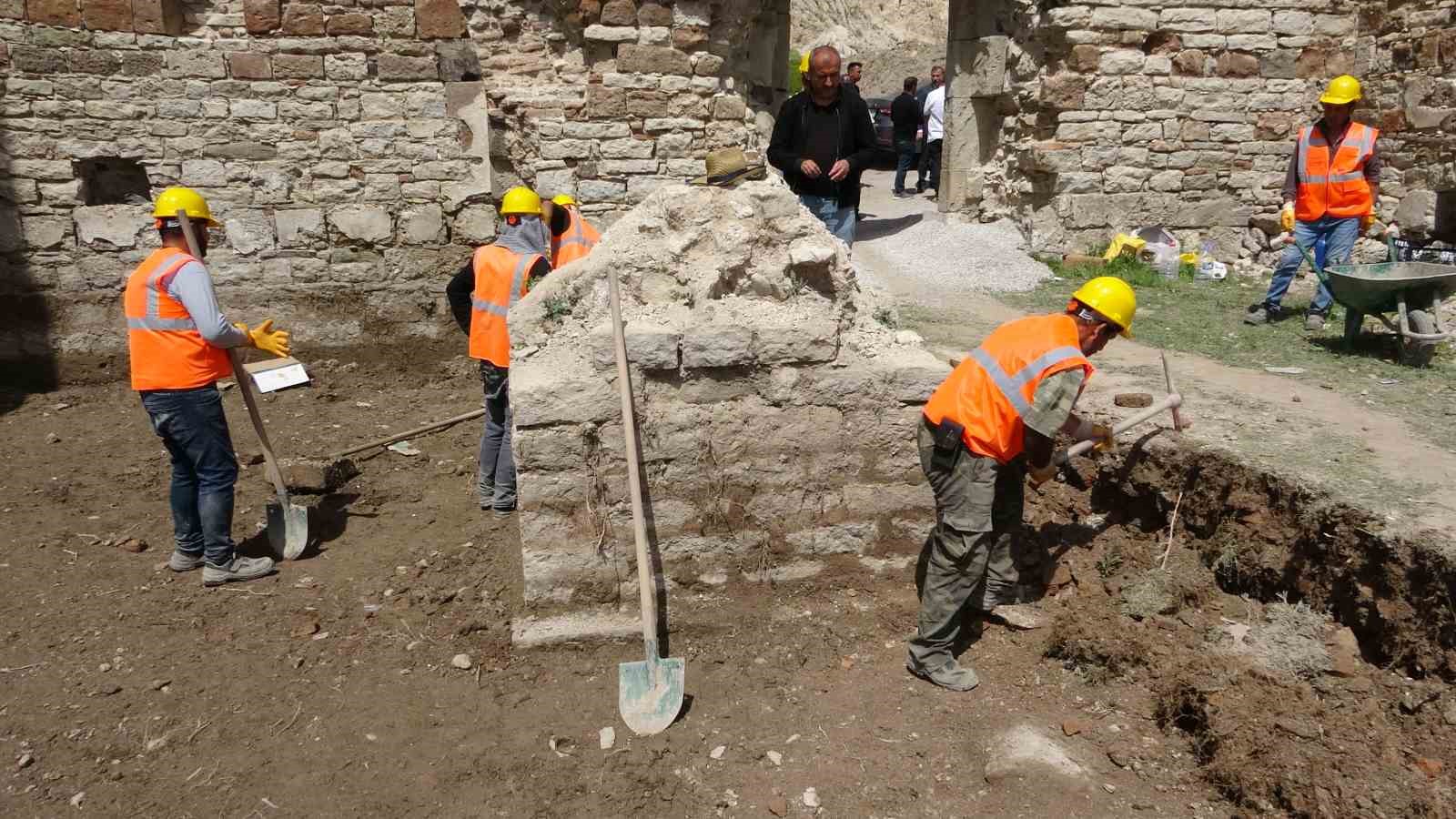 Eski Van Şehri’ndeki tarihi yapılar ayağa kaldırılıyor