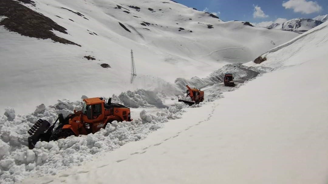 Van-Bahçesaray karayolunda kar mesaisi devam ediyor