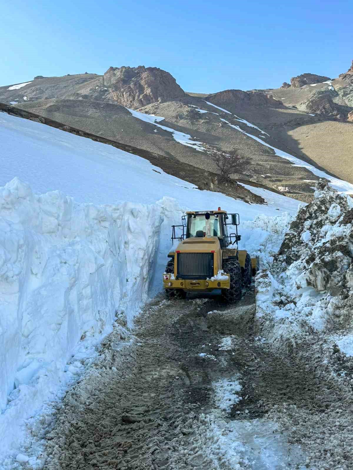 Başkale’de kar nedeniyle 5 aydır kapalı olan yol ulaşıma açıldı