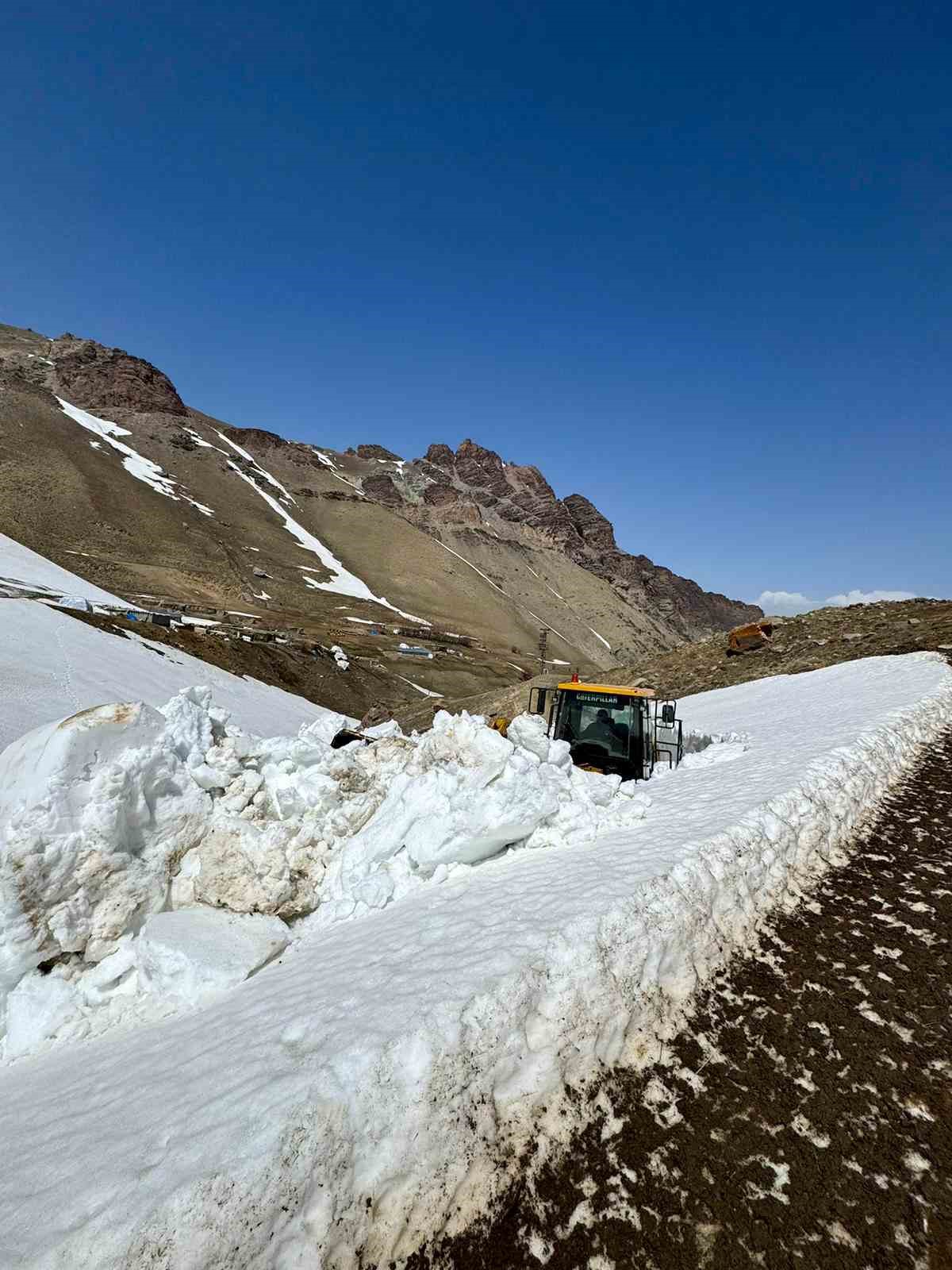 Başkale’de kar nedeniyle 5 aydır kapalı olan yol ulaşıma açıldı