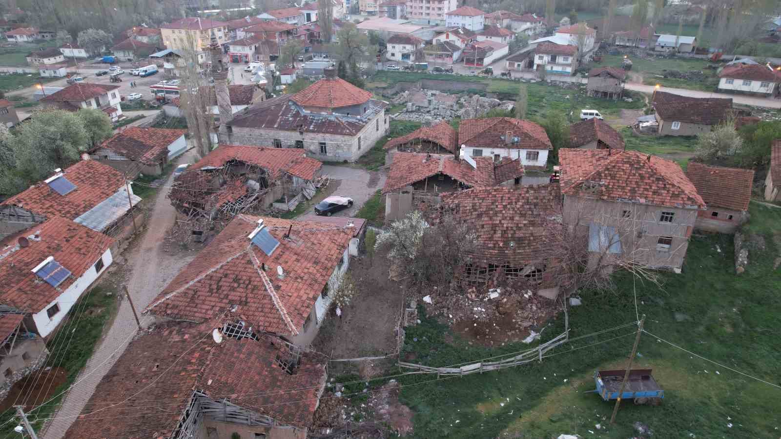 Tokat’ta korkutucu depremin izleri gün ağarınca ortaya çıktı