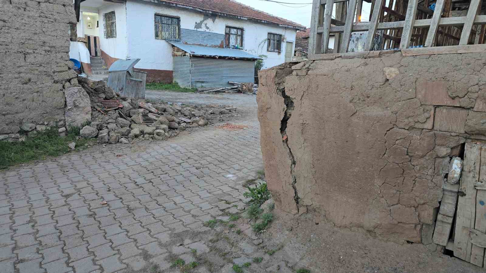 Tokat’ta korkutucu depremin izleri gün ağarınca ortaya çıktı