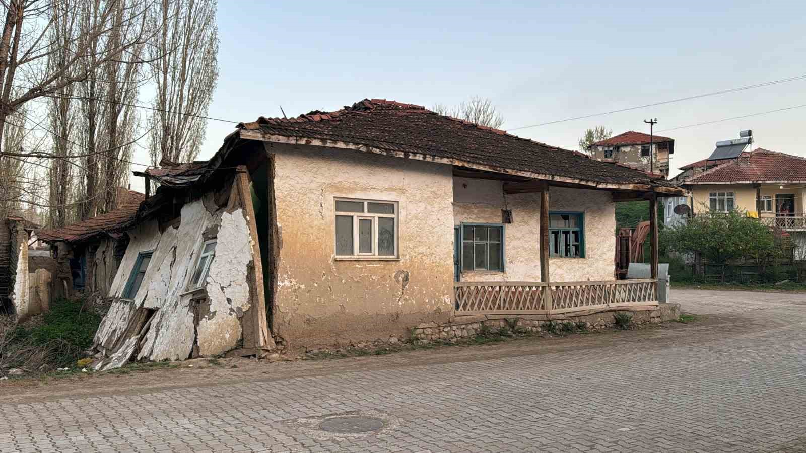 Tokat’ta korkutucu depremin izleri gün ağarınca ortaya çıktı