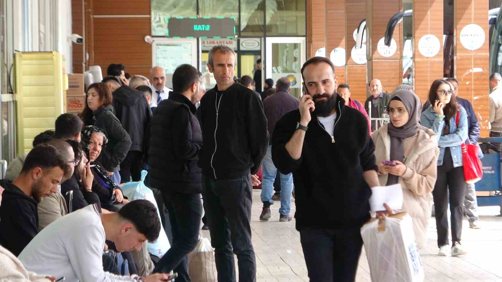 Van’daki otogarda bayram yoğunluğu başladı