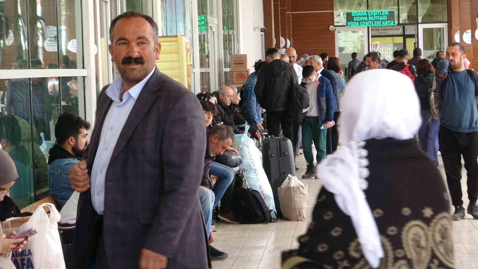 Van’daki otogarda bayram yoğunluğu başladı