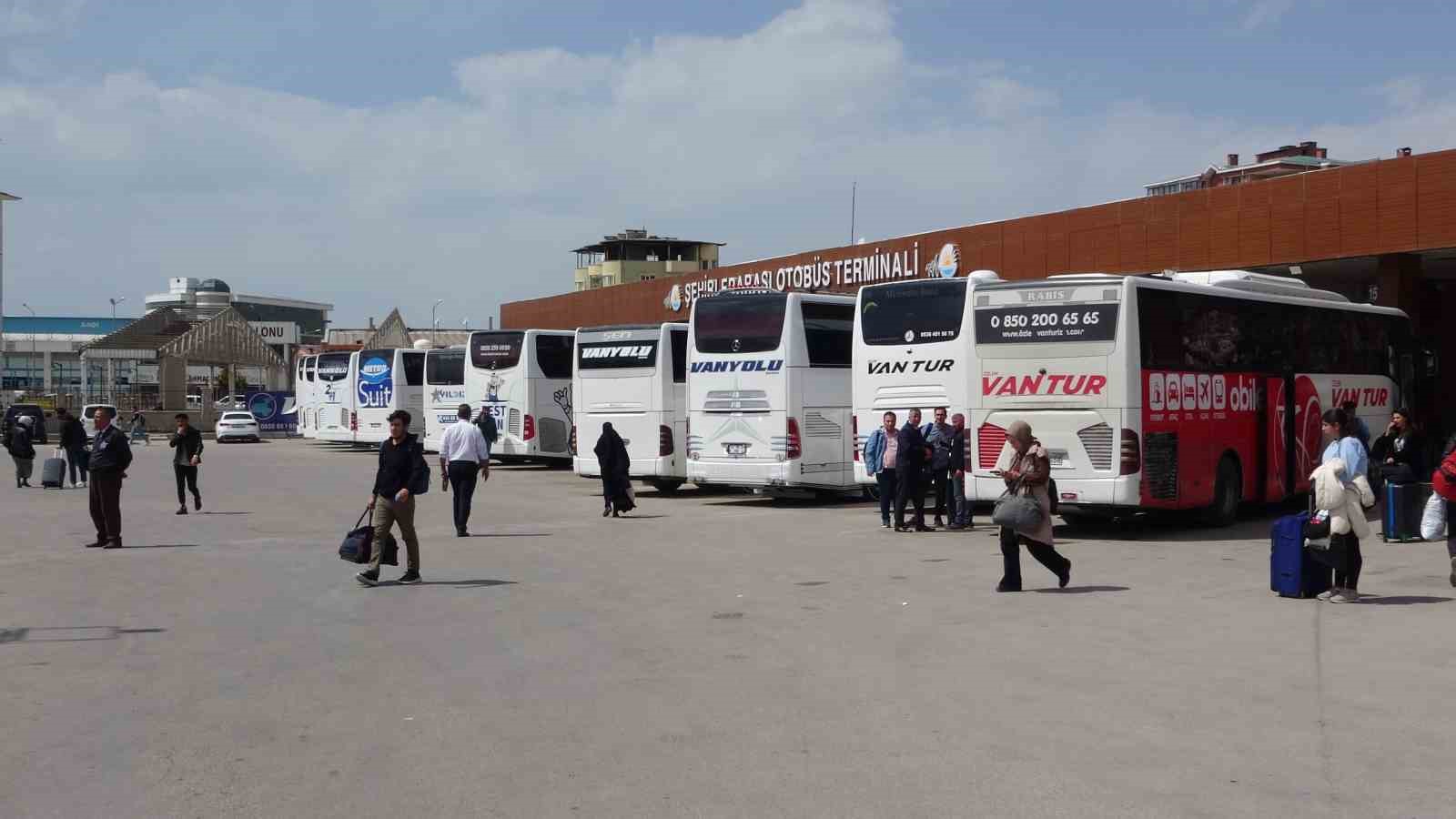 Van’daki otogarda bayram yoğunluğu başladı