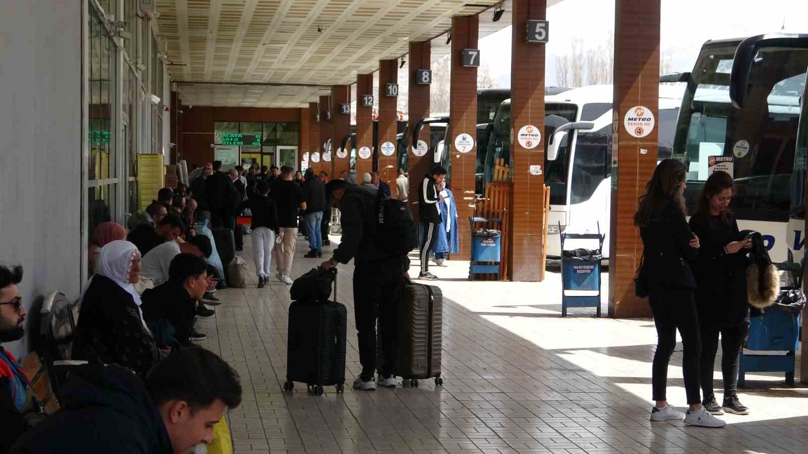 Van’daki otogarda bayram yoğunluğu başladı