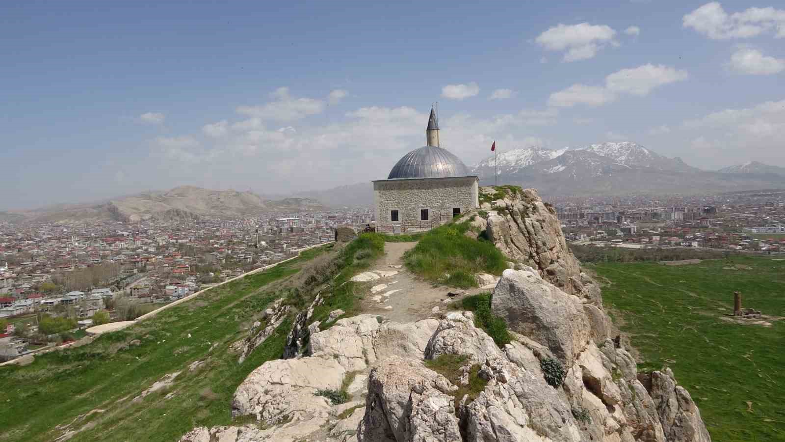 Osmanlı’nın Van’daki sembolü yeniden ibadete açıldı