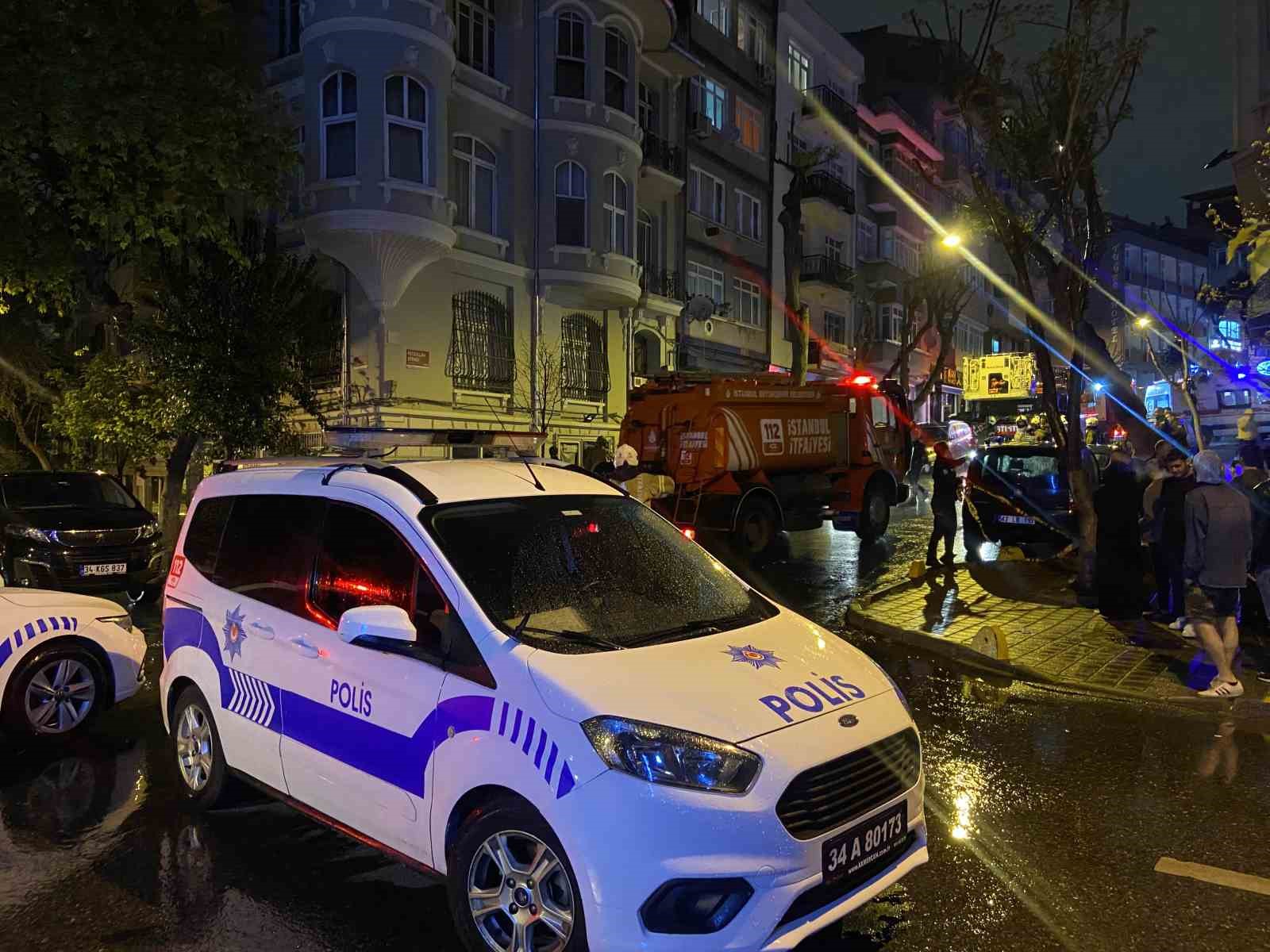 Fatih’te hareketli gece: Komşusunun kapısına balyoz ve matkapla saldırıp kapıyı ateşe verdi