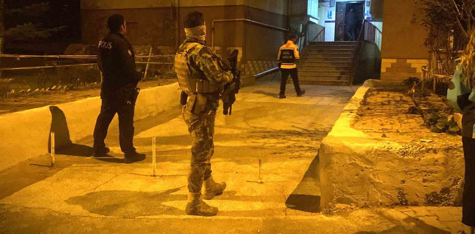 Aranan şahıs ailesini rehin aldı, özel harekat polisi kurtardı