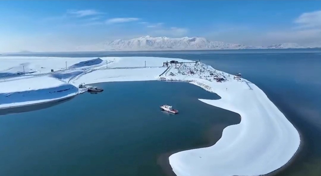 Van’da karla beyaza bürünen Erçek Gölü sahilinden mest eden görüntüler
