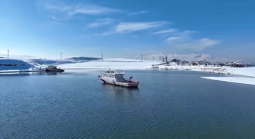 Van’da karla beyaza bürünen Erçek Gölü sahilinden mest eden görüntüler