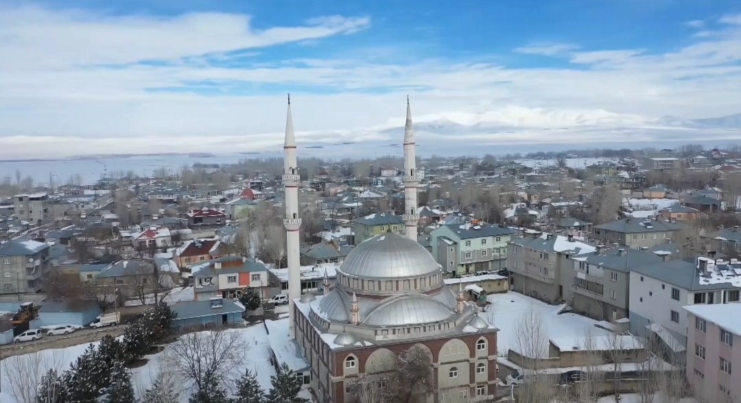 Van’da karla beyaza bürünen Erçek Gölü sahilinden mest eden görüntüler