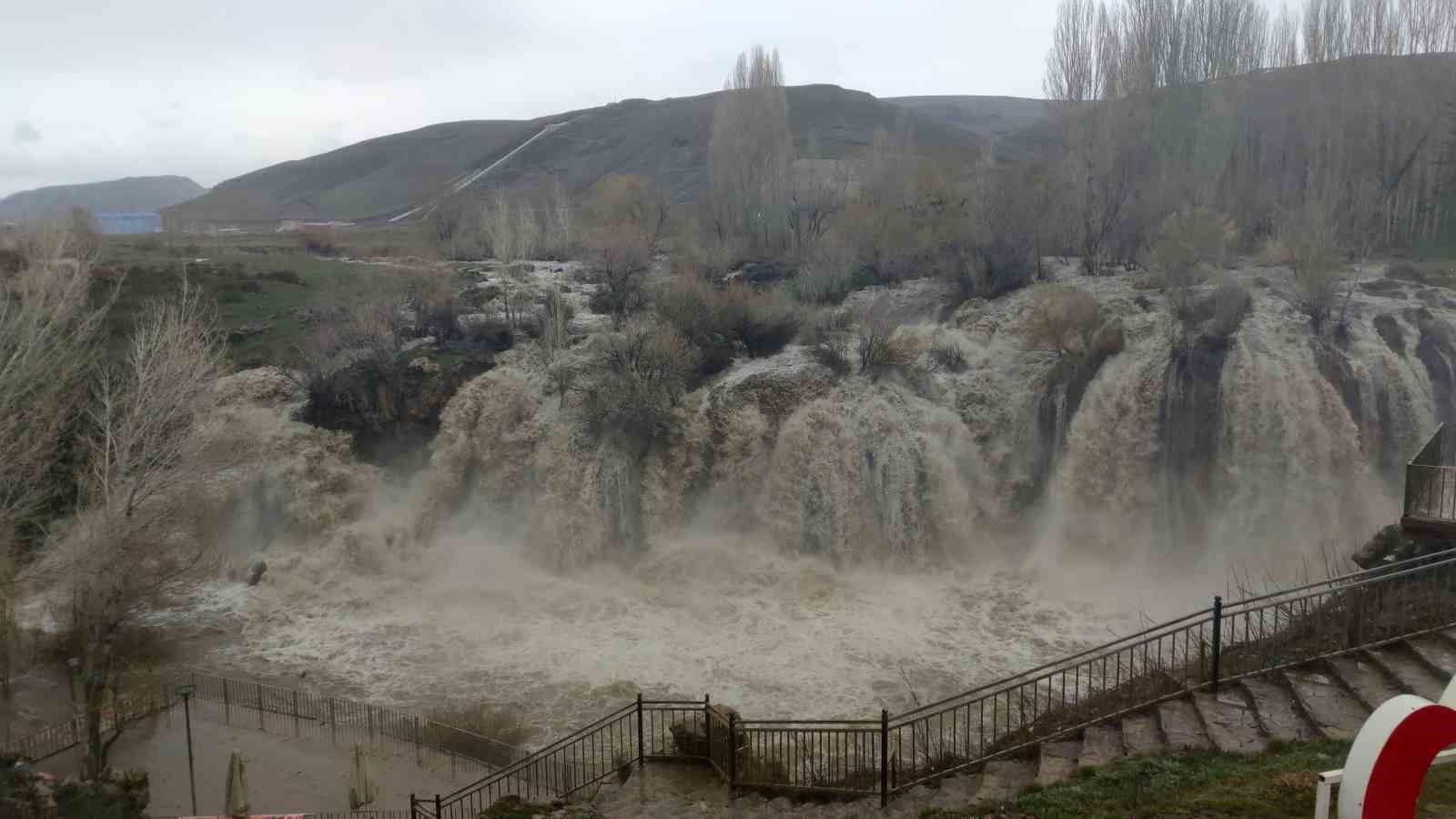 Muradiye Şelalesi ilkbaharda coştu