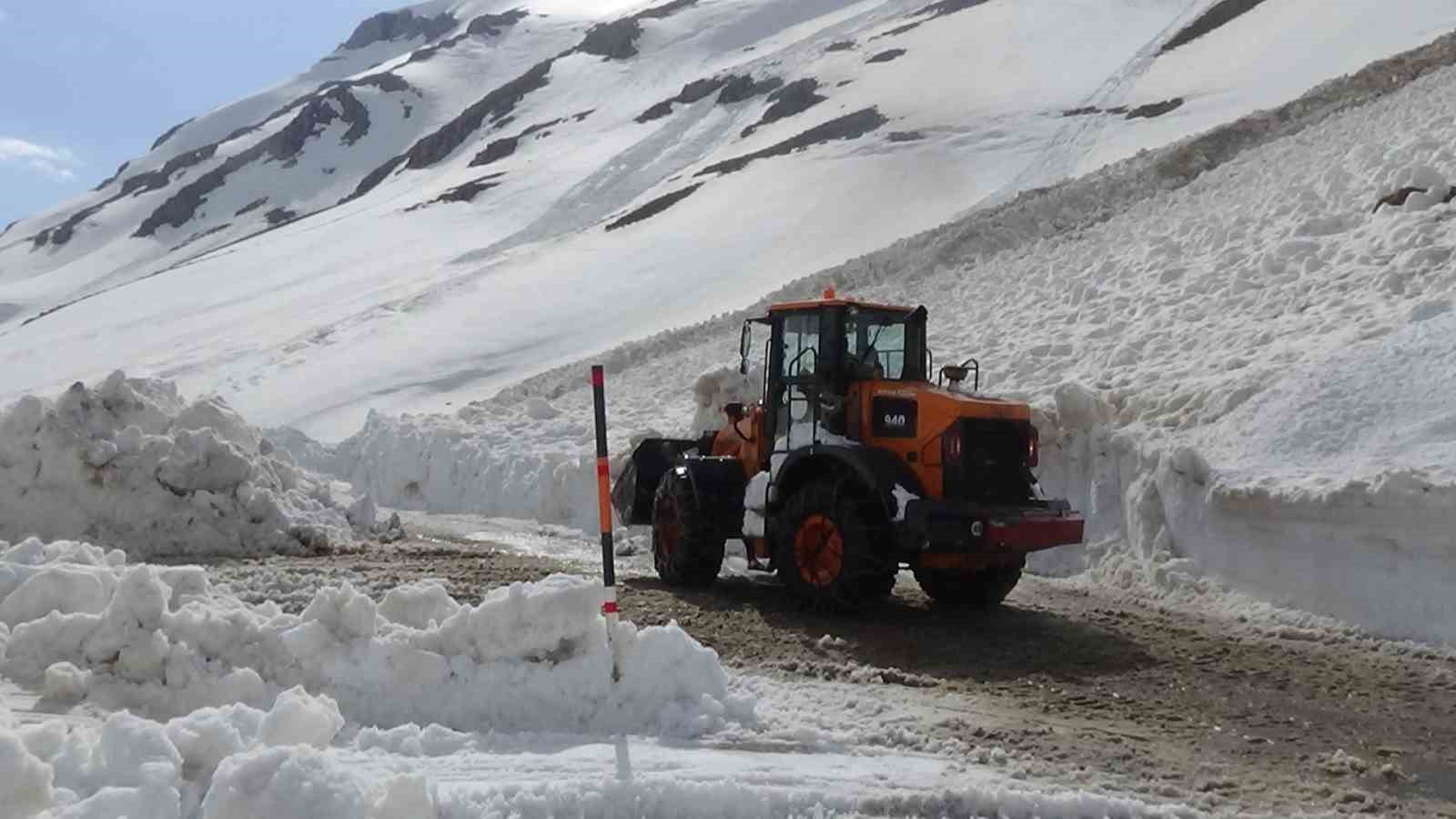 Van-Bahçesaray kara yolunda çalışmalar devam ediyor