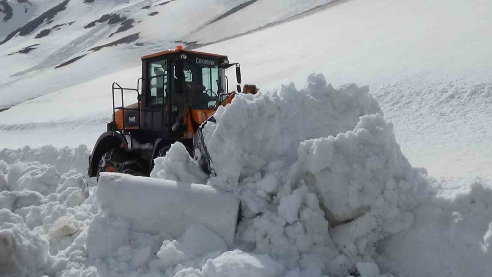 Van-Bahçesaray kara yolunda çalışmalar devam ediyor