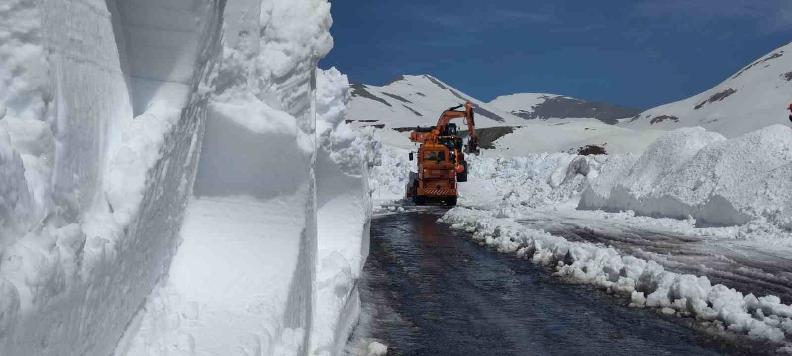 Van-Bahçesaray karayolunda kar mesaisi