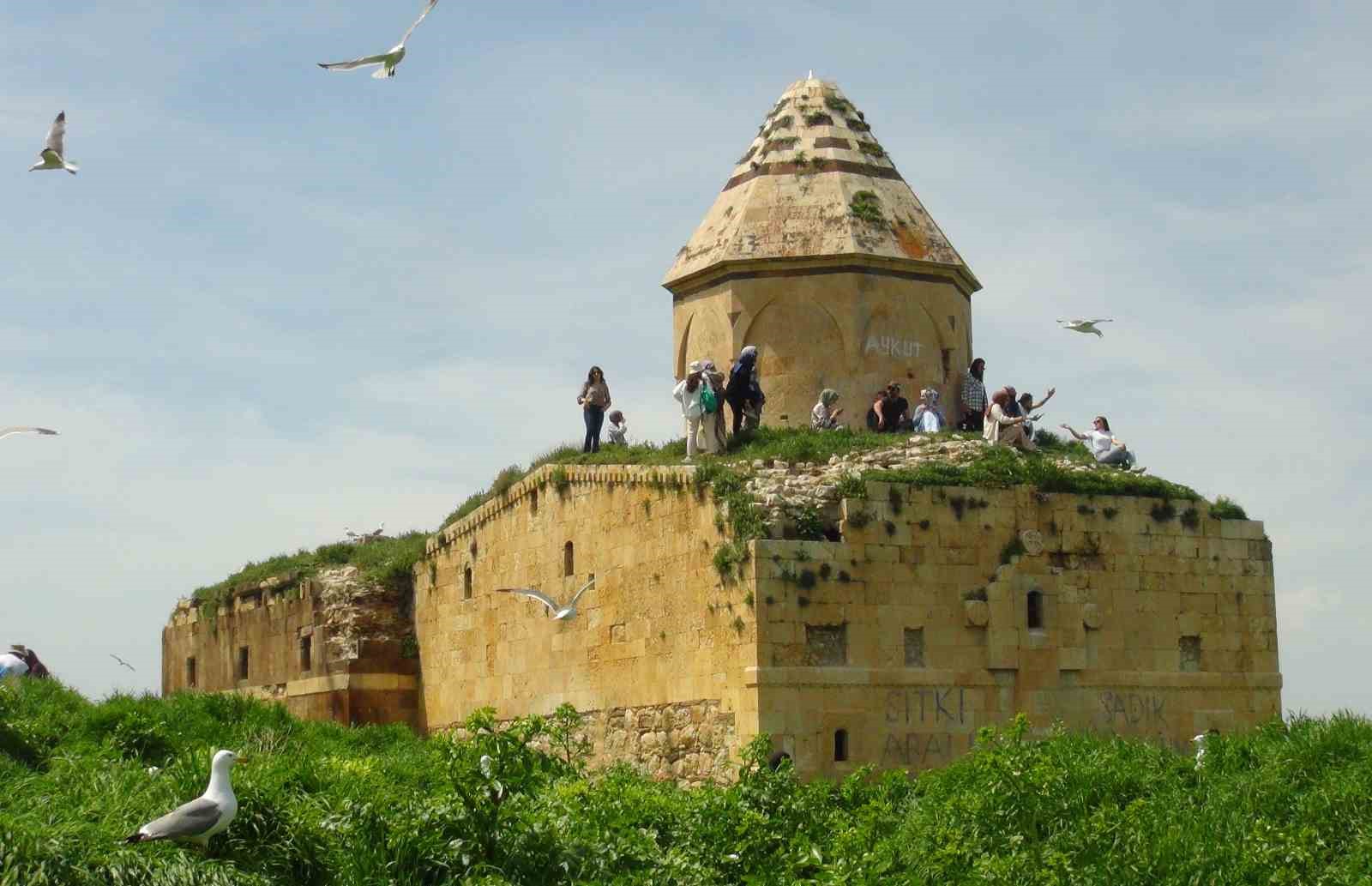 Van Gölü’nün incisi Çarpanak Adası’nın göz kamaştıran güzelliği