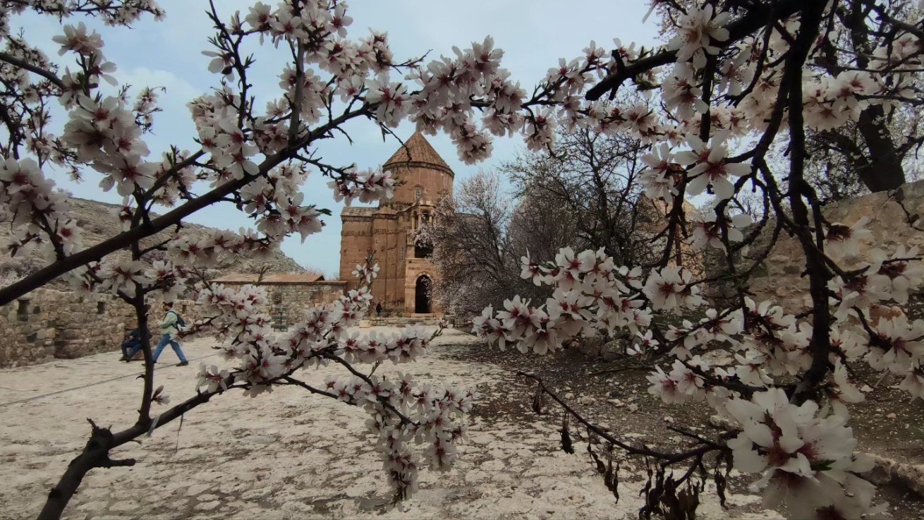 Akdamar Adası gündüz ayrı gece ayrı güzel