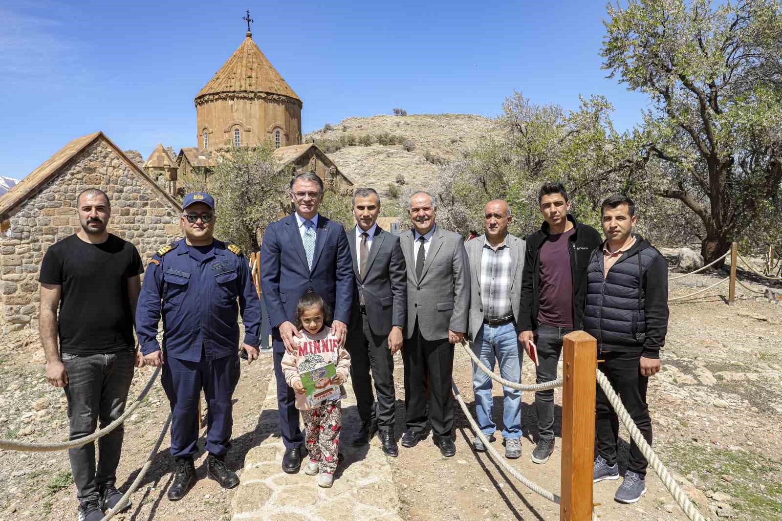 Akdamar Adası gündüz ayrı gece ayrı güzel